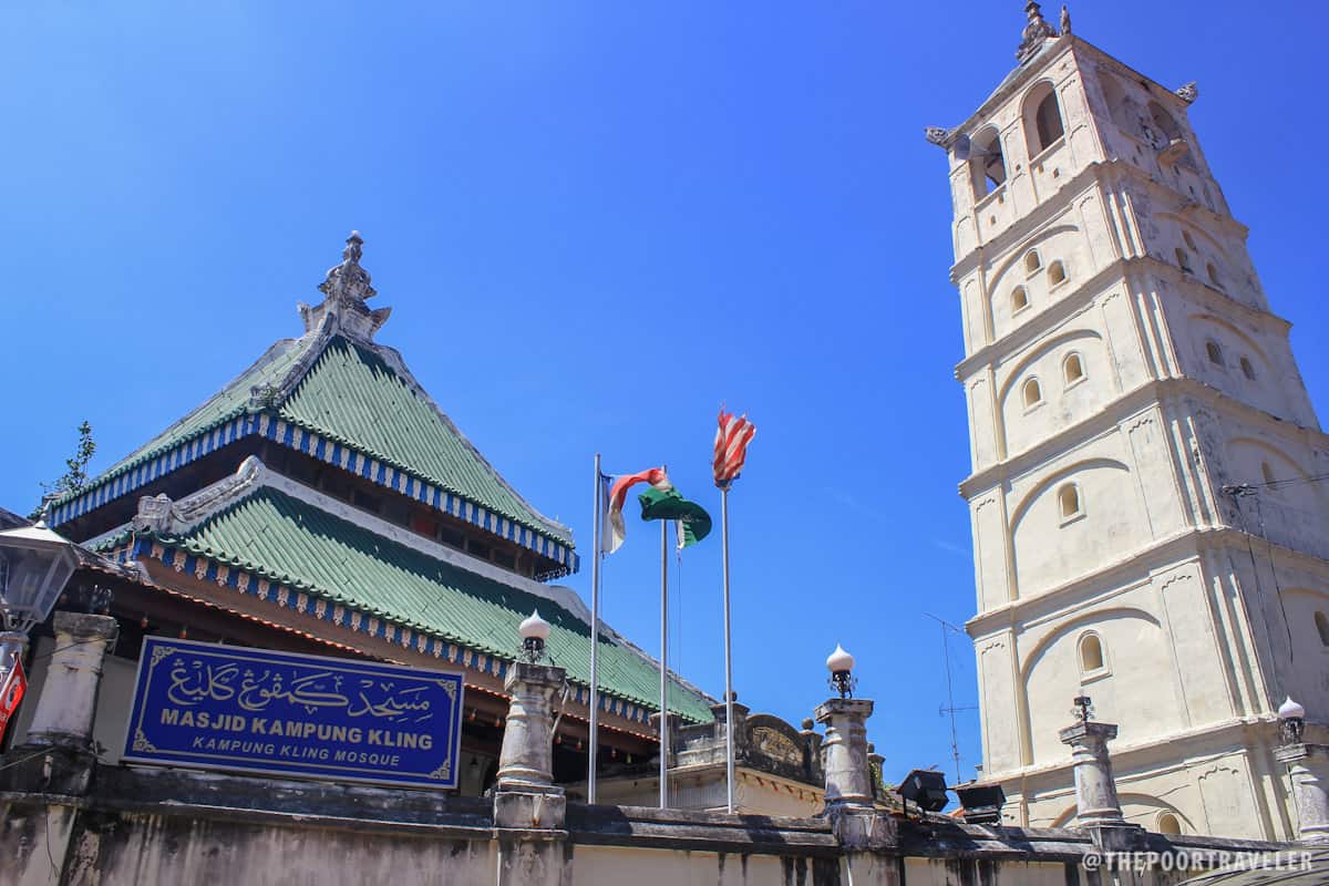 甘榜灵清真寺位于和谐街的大门和宝塔状的砖石尖塔