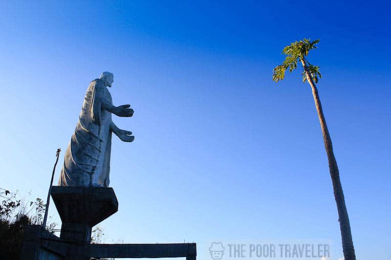 在阿奎拉（Aguila）的角度仔细观察耶稣基督的雕像，俯瞰着城镇。