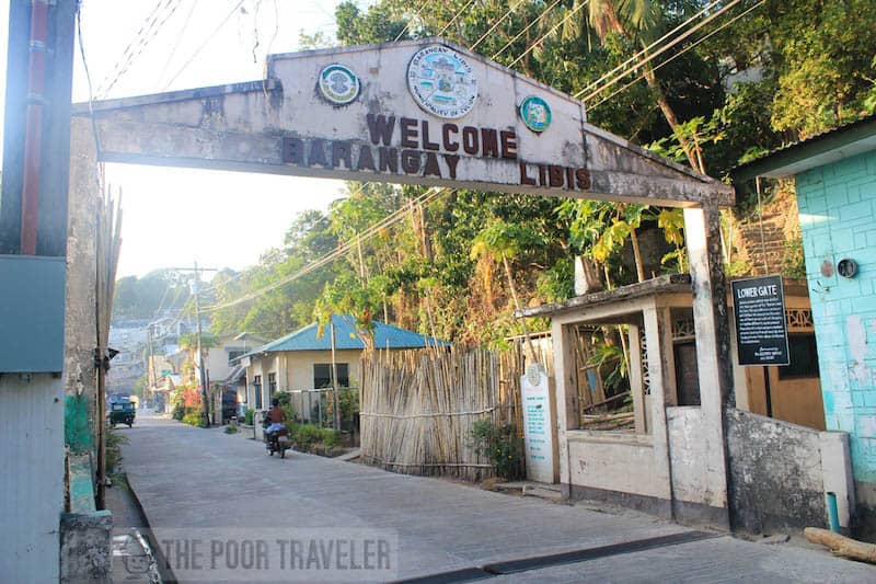 下门。这个Barangay弧形标记过去将城镇分为两个：“ Leproso”和“ Sano”的世界。所有经过的卫生工作者都必须将手浸入并用消毒剂擦拭鞋子。