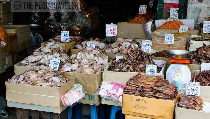 在Wat Pho附近的摊位卖的干鱼