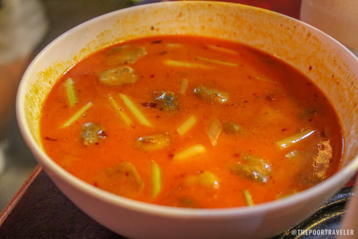 Super Spicy Tom Yum在Silom的餐馆供应。我要求一碗轻度辛辣汤，但显然他们的温和对我来说太热了。我想知道他们的常规汤是多么辛辣。