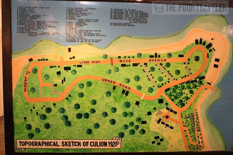 1920年代的Culion地图。该镇分为两者：一侧是患者居住的地方，另一侧是卫生工作者留下来的地方。盖茨（及其弧线仍然站着）标志着边界。