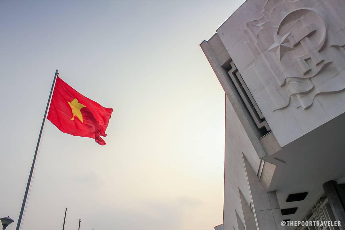 胡志明博物馆前骄傲飘扬的越南国旗