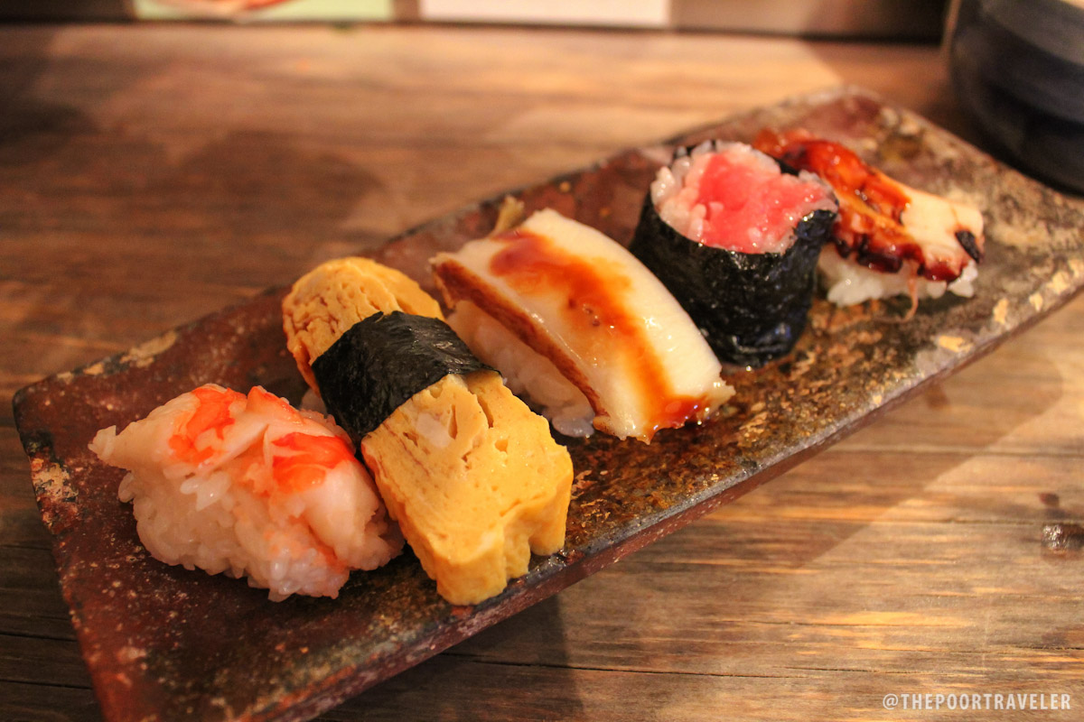寿司第三盘:Ebi(虾)，Tamago(甜煎蛋卷)，Awabi(鲍鱼)，Tekka(金枪鱼卷)，Tako(章鱼)