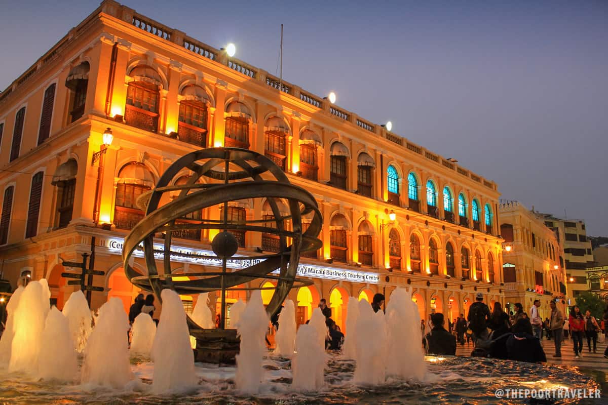 塞纳多广场中心的喷泉