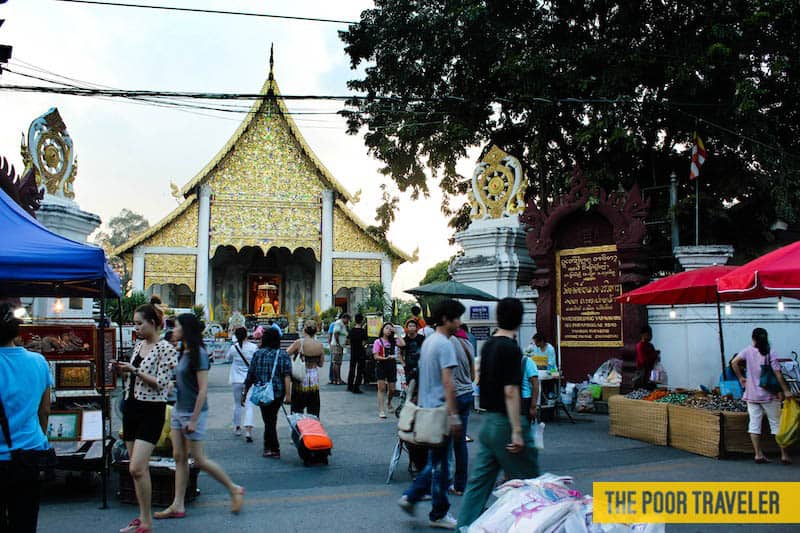 Wat Chedi Luang位于夜市附近