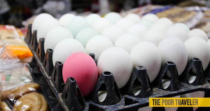 在清迈，咸蛋被涂成粉红色。