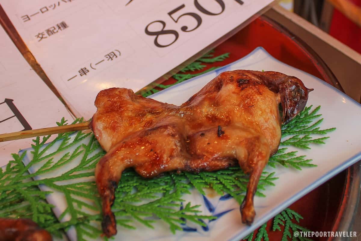 烤鸡肉串。但这不是鸡肉。在京都的这个地区，传统的烤肉是鹌鹑肉或鸽子肉。