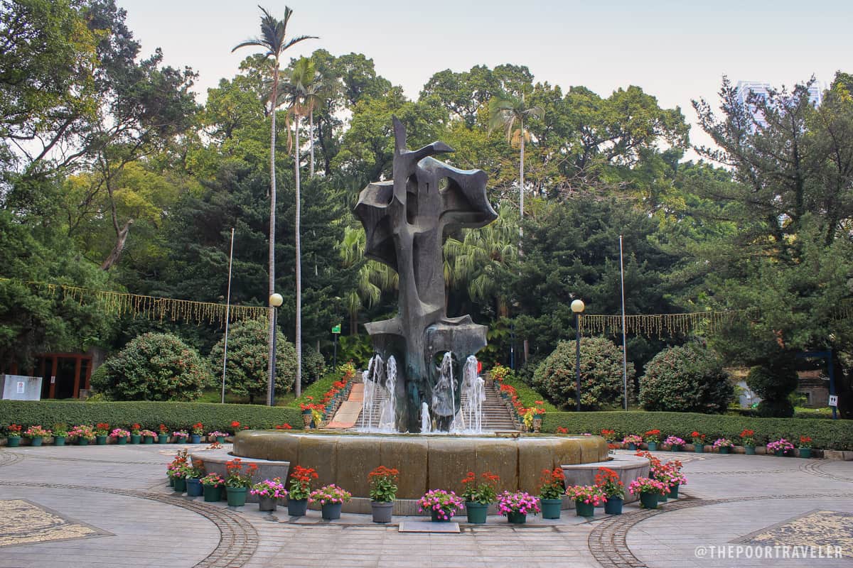 一座带有青铜雕塑的喷泉，象征着葡中两国数百年的友谊。