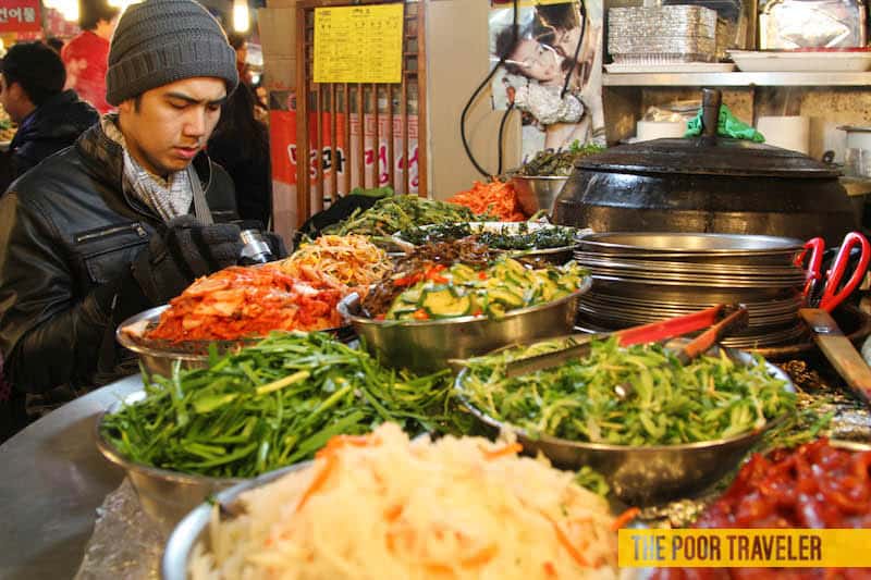 拌饭的食材占据了大部分空间。一份要3000韩元。