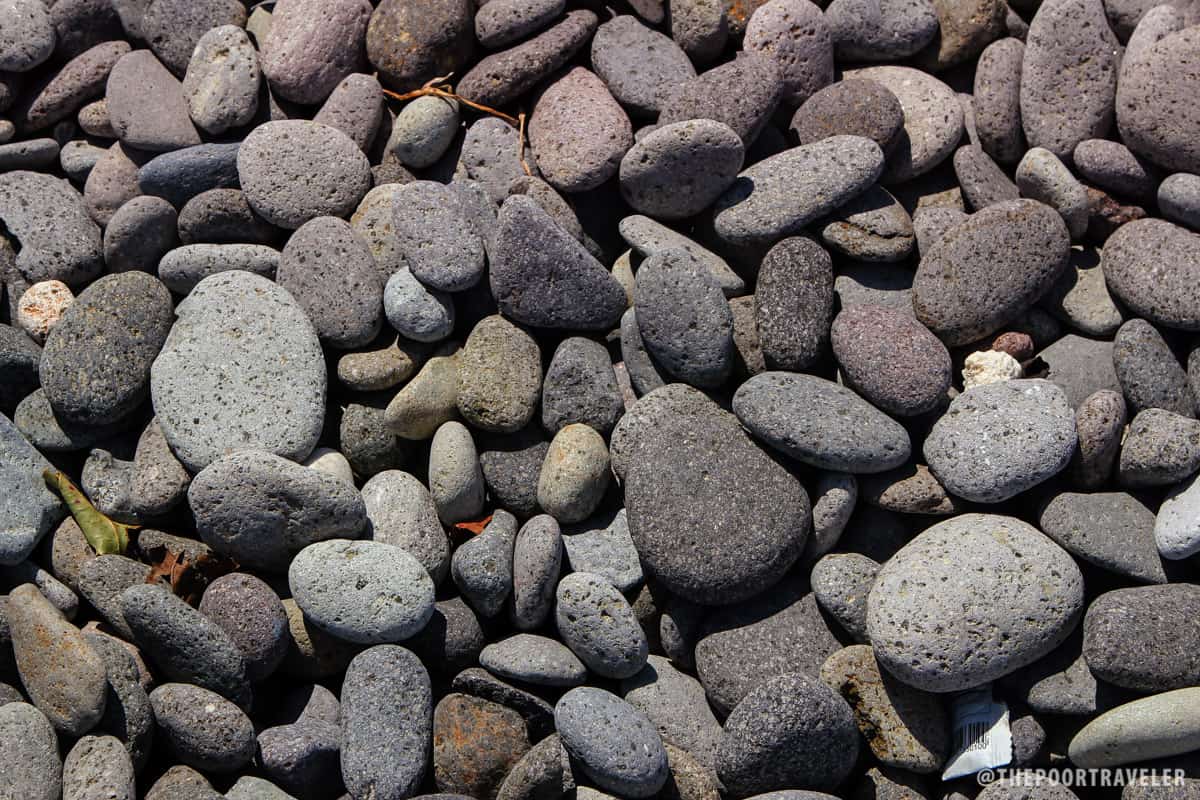 小到中等大小的鹅卵石组成了这个不同寻常的海滩