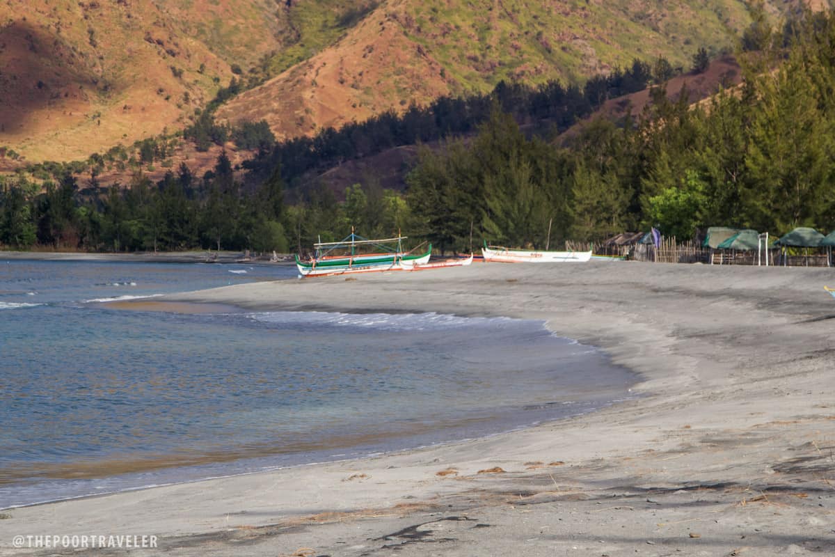 Silanguin的海滩布满了灰色的沙子，而不是火山灰。