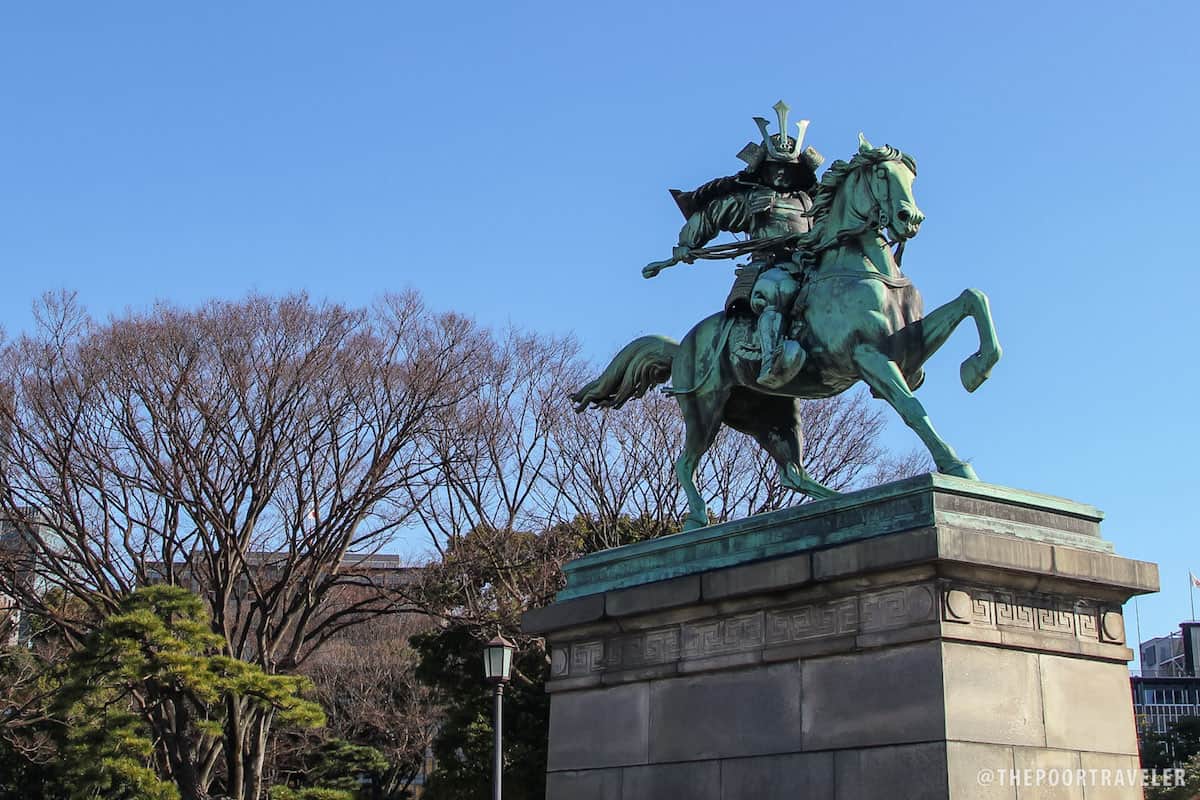 一个永生的雕像Kusunoki-Masashige，这是一个为皇帝Go-Daigo而战的4世纪武士。