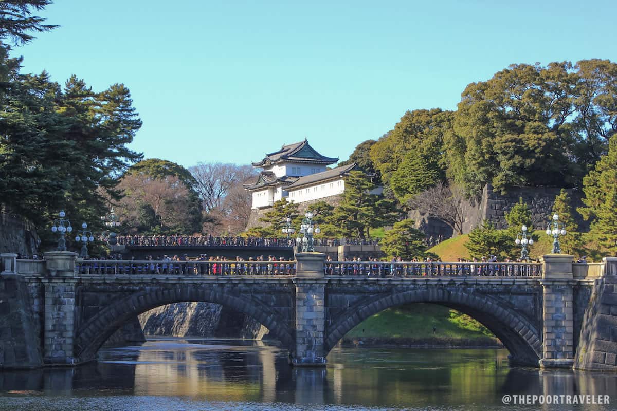 明信片完美的Maganebashi和Nijubashi Bridges，可作为宫殿的入口。