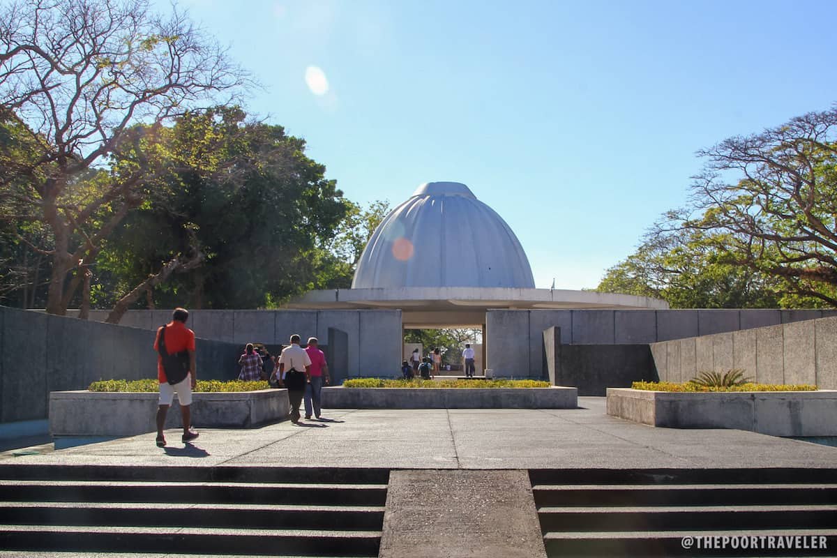 太平洋战争纪念馆的圆顶覆盖了圆形祭坛。中午，祭坛被圆顶的阳光照亮。