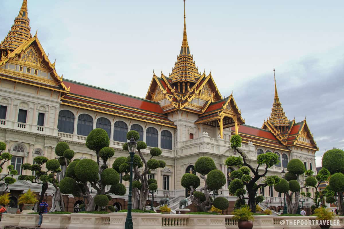 宫殿的中央庭院Phra Thinang Chakri Maha Prasat结合了传统的泰国和19世纪的欧洲建筑。