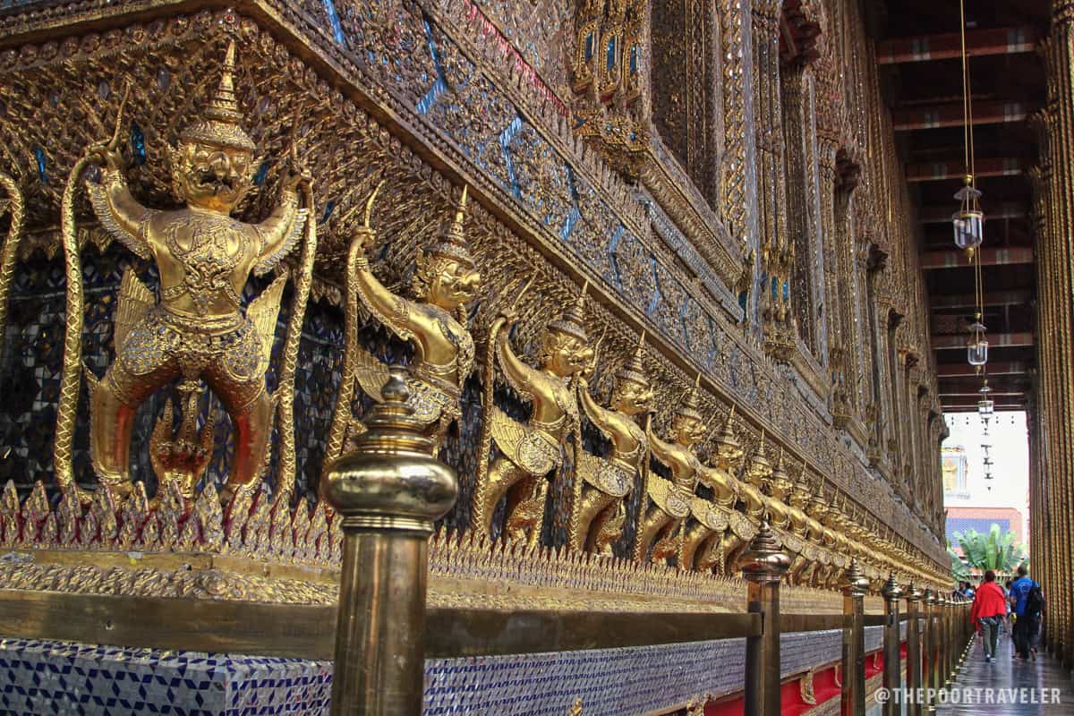 寺庙的主建筑Phra Ubosot上环绕着鹰路荼(一种神话中的类鸟生物)的图像。每个鹰路荼都有一个那迦，蛇神。