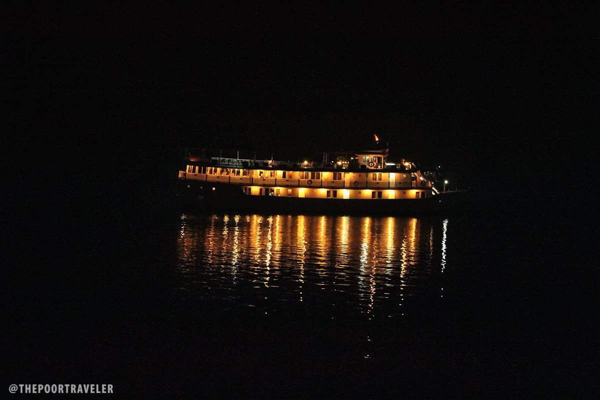 下龙湾晚上的帆船。