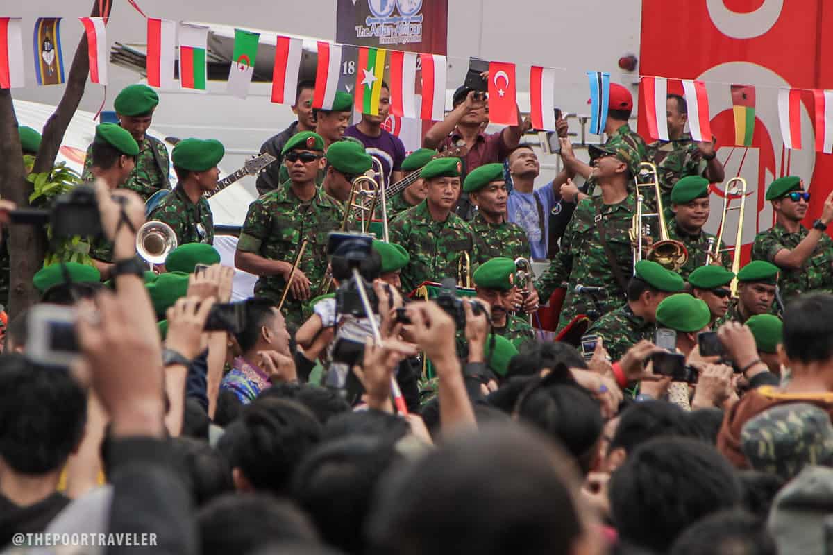 一支演奏印尼最流行歌曲的军乐队。
