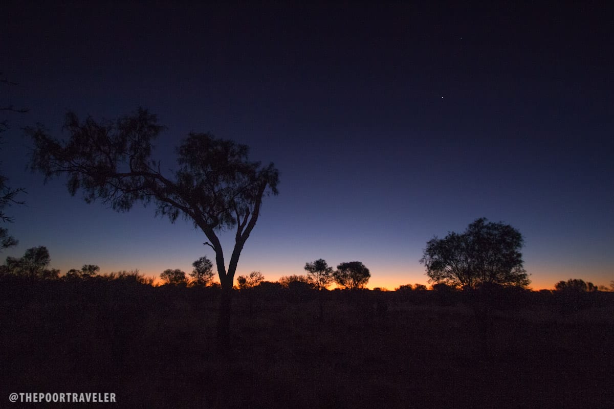 澳大利亚内陆中间的日落的余辉。