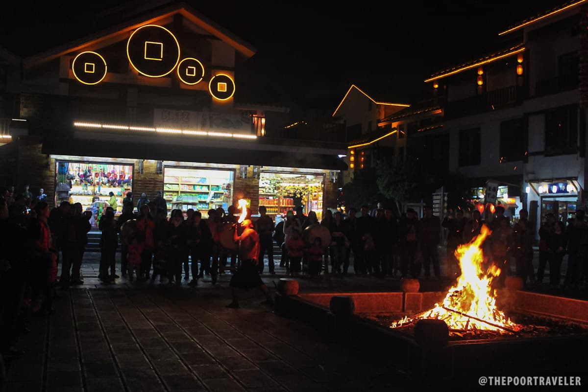 村内的西布街也是寻找小吃和纪念品的好地方。有些晚上还有篝火表演。