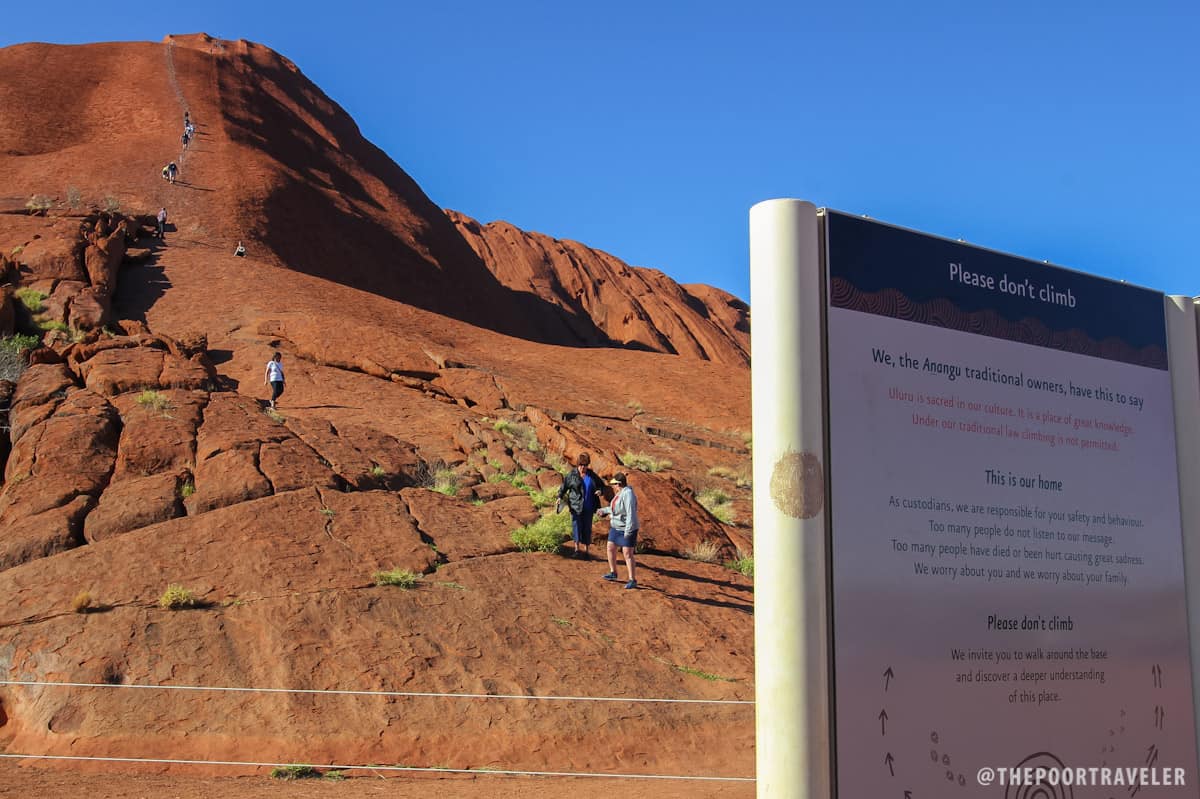 一些游客仍然不顾警告选择攀登乌鲁鲁。