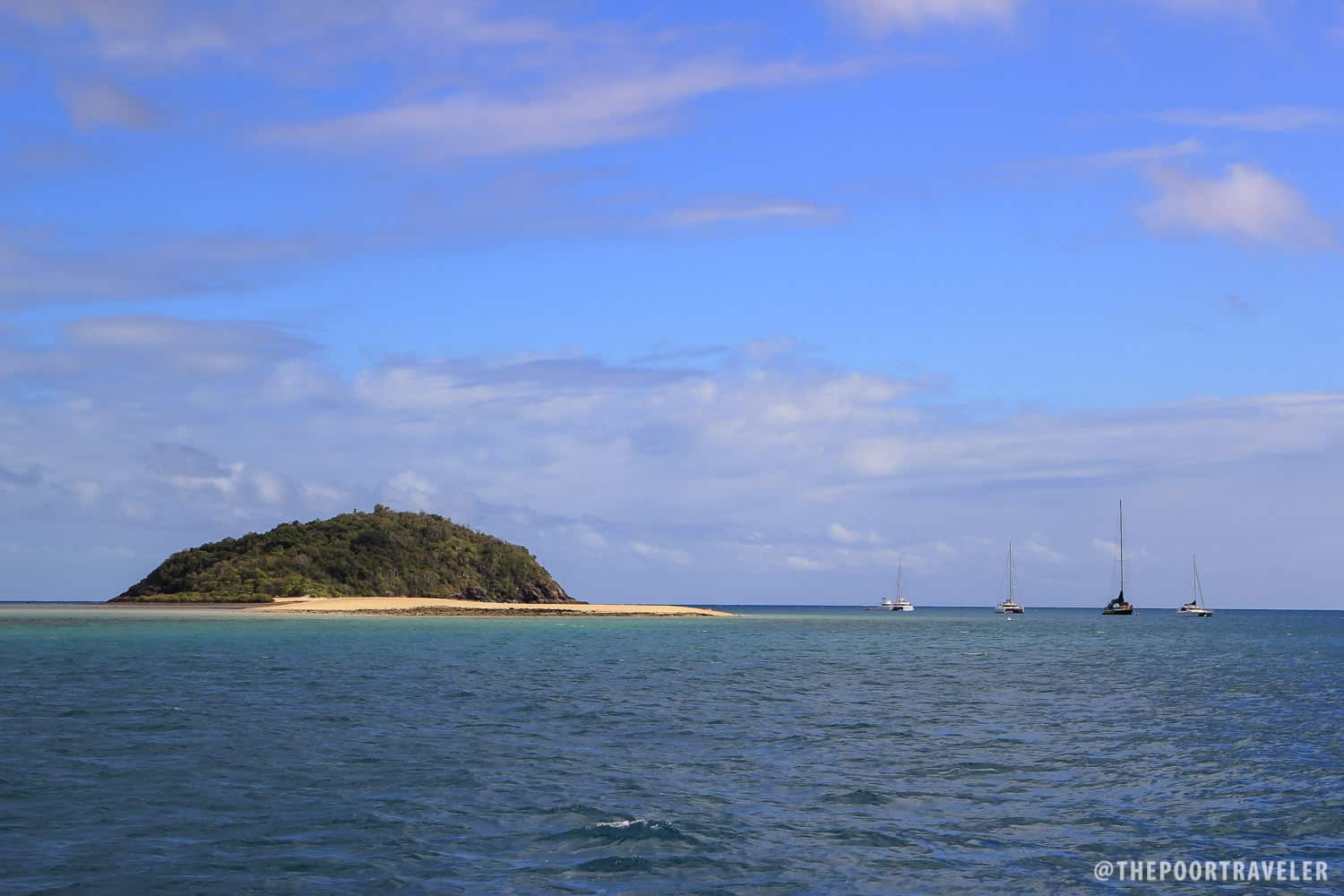 朗福德岛和更多的帆船停泊在它的海岸。