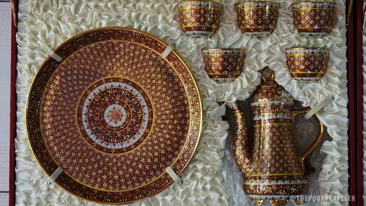本杰朗瓷器村 - 盘子和茶套装