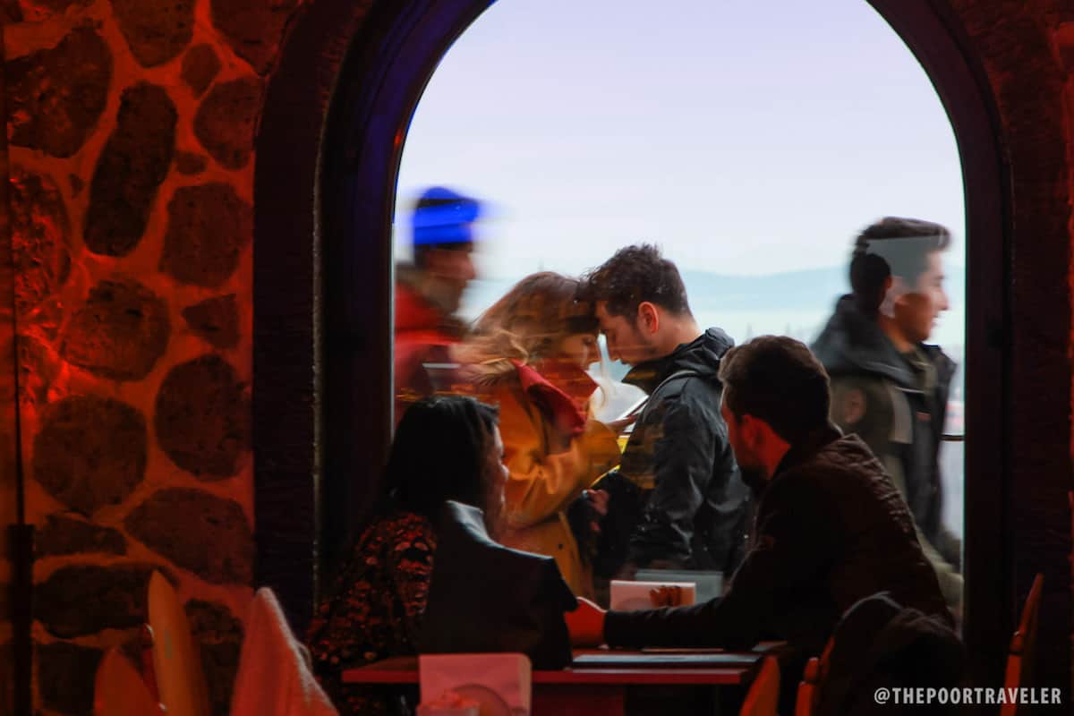情侣在加拉塔塔咖啡馆