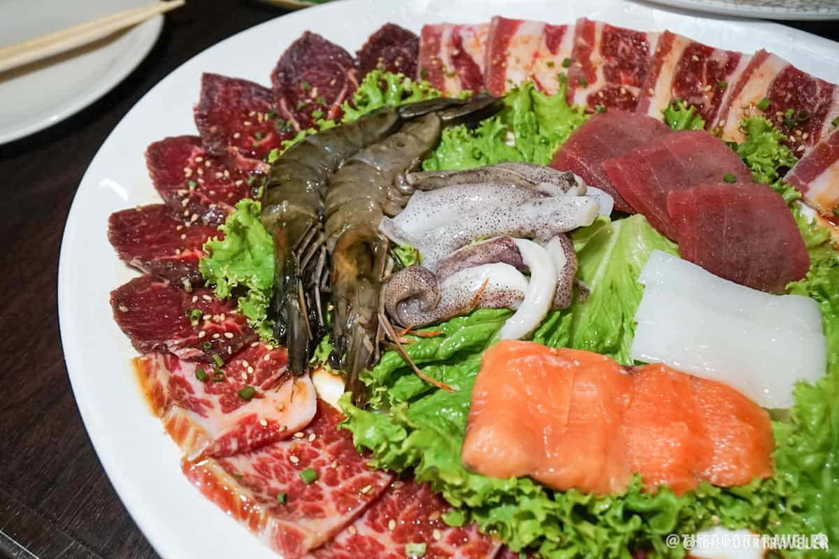 烧肉和海鲜套餐- Karubi(特别无骨牛肉短肋排)，Harami(牛肉裙子)，Bara(五花肉)，Ebi(虾)，Tuna(金枪鱼)，Shake(鲑鱼)和Ika(鱿鱼)